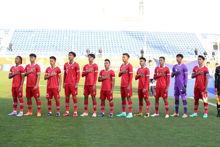 Laga timnas Indonesia vs Irak dalam jadwal Piala Asia U20 digulirkan di Stadion Lokomotiv pada Rabu (1/3/2023) malam WIB. Indonesia kalah 0-2 dari Irak pada laga perdana Grup A Piala Asia U20 2023. Setelah Piala Asia U20, Indonesia akan kembali berjuang pada Piala Dunia U20 2023. Terkini, FIFA secara resmi mengumumkan Indonesia dicopot menjadi tuan rumah Piala Dunia U20 2023.