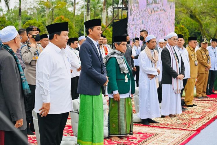 Presiden Joko Widodo dan Menhan Prabowo Subianto saat menghadiri Istigasah dan Doa Bersama Rabithah Melayu-Banjar di Kabupaten Tabalong, Kalimantan Selatan (Kalsel) Jumat (17/3/2023).