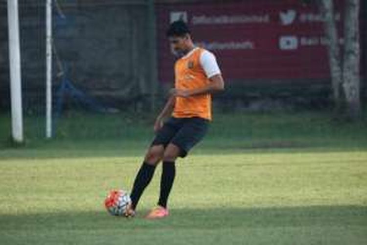 Bek Abdulrahman saat mengikuti sesi latihan pagi Bali United di lapangan Trisakti, Legian, Rabu (3/8/2016).