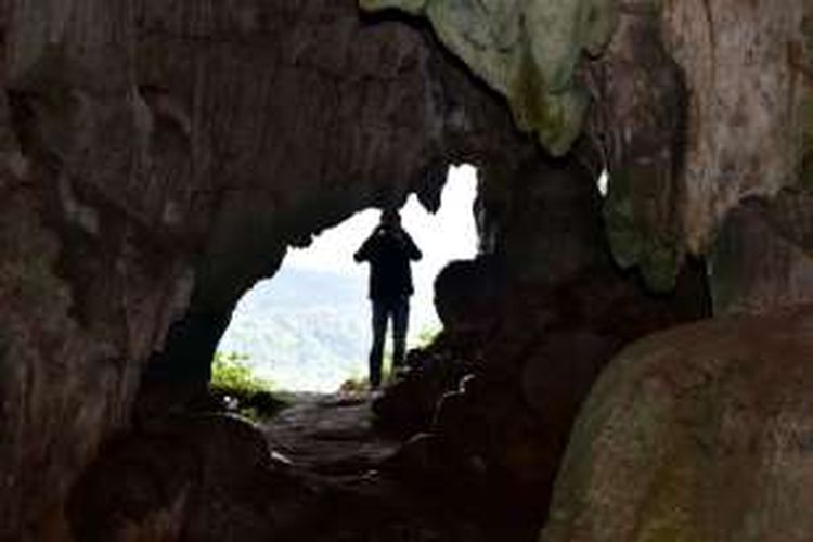 Pintu masuk kedalam Goa Liang Kamoi yang berada di Kecamatan Kapuntori, Kabupaten Buton, Sulawesi Tenggara.