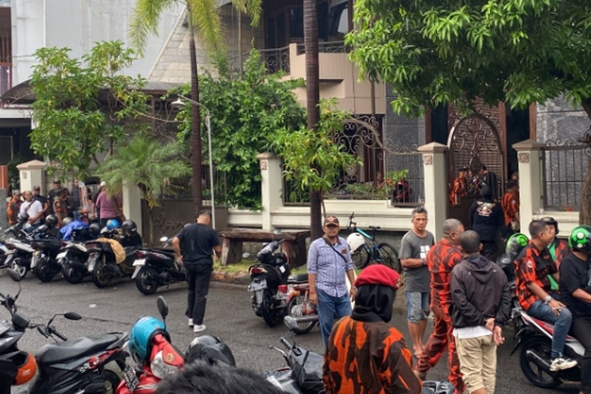 Situasi rumah La Nyalla Mattaliti usai digeledah KPK, Senin (14/4/2025).