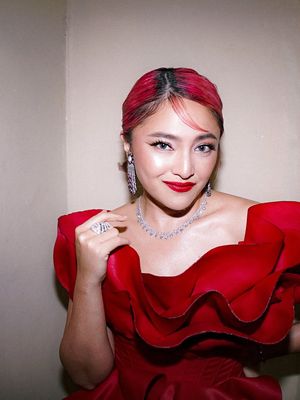 Marshanda tampil memukau di gala premiere La Tahzan dengan gaun merah ruffles, turban senada, dan riasan bold yang memancarkan aura glamor.