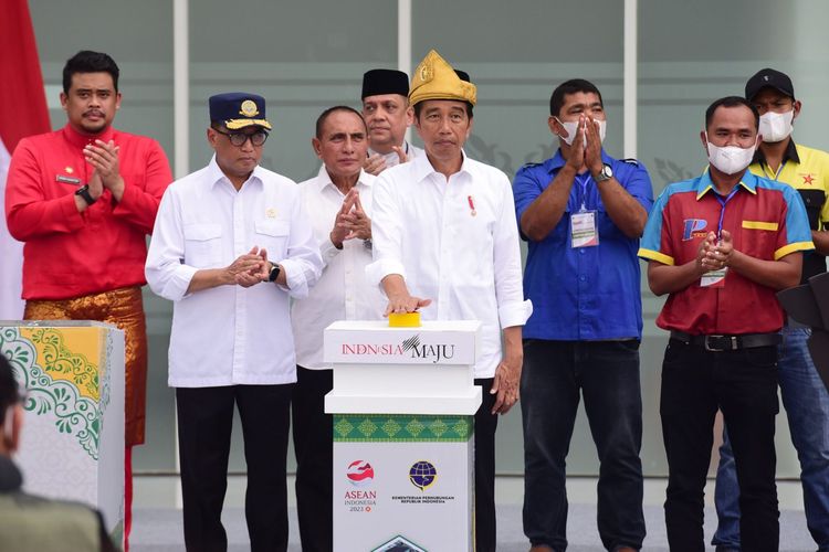 Presiden Jokowi meresmikan Terminal Tanjung Pinggir di Pematang Siantar, Sumatera Utara pada Kamis (9/2/2023). 
