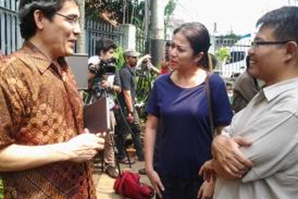 Komisioner KPU RI Hadar Gumai (baju batik) berbincang dengan warga di TPS 05, Kelurahan Bendungan Hilir, Jakarta, Sabtu (19/7/2014).
