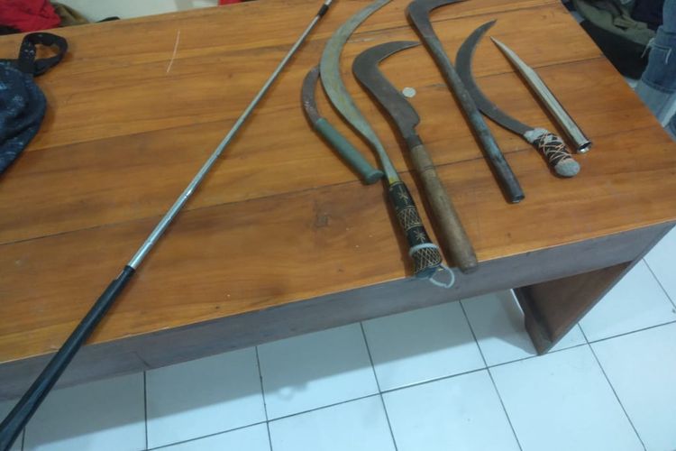 Senjata tajam diamankan di Mapolsek Wangon, Kabupaten Banyumas, Jawa Tengah, Rabu (19/7/2023) malam.