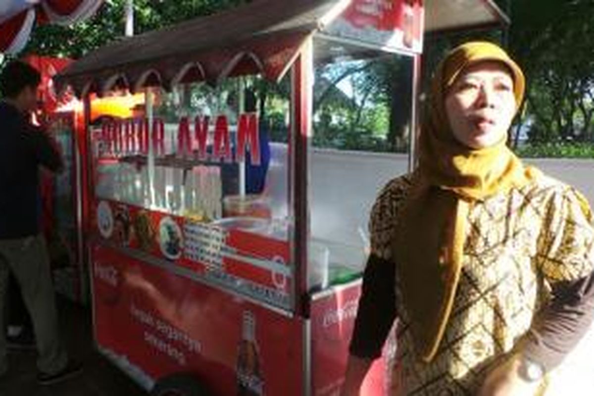 TPS 27, tempat Gubernur Jakarta Joko Widodo nyoblos, dilengkapi dengan gerobak bubur dan kulkas berisi minuman ringan.