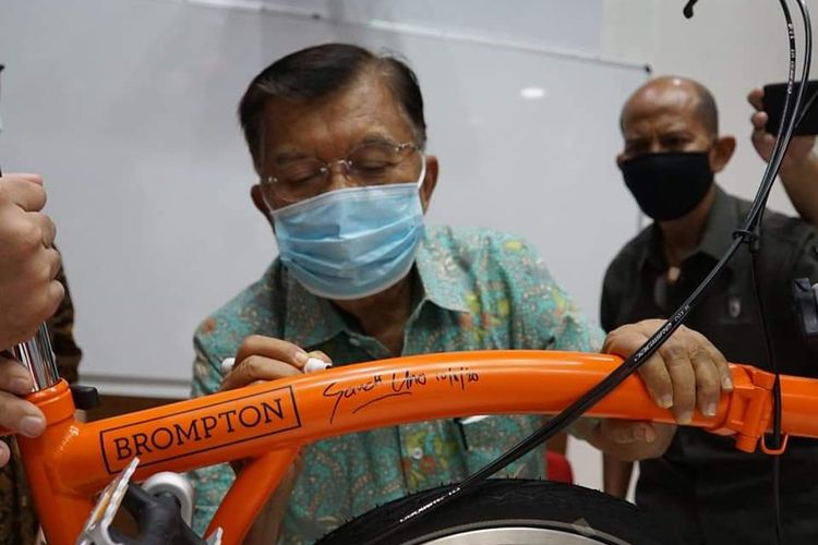 Ketua Umum PMI Jusuf Kalla ketika menandatangani Brompton yang akan dilelang PMI DKI Jakarta untuk giat kemanusiaan. 