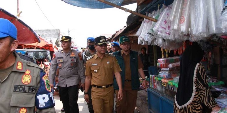 Bupati Bandung Dadang Supriatna saat melakukan peninjauan proses relokasi para pedagang pasar Banjaran ke Tempat Penampungan Berjualan Sementata (TPBS) berlangsung hari ini, Senin (5/6/2023).