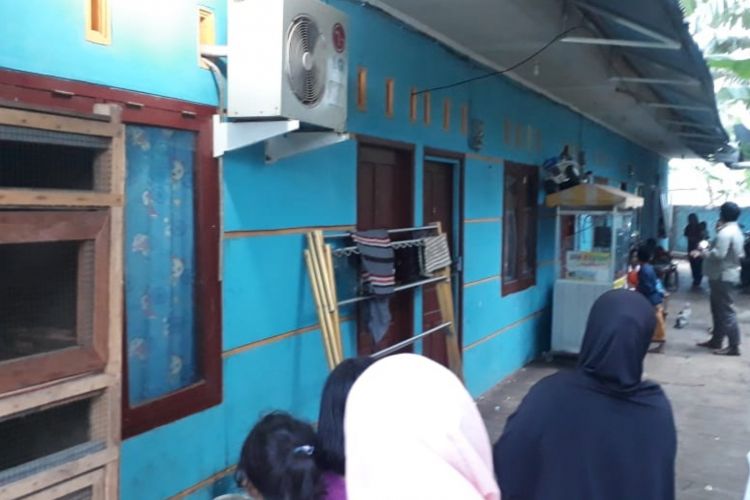 Sejumlah warga mendatangi lokasi rumah kontrakan Nurhadi, terduga pelaku pembunuh Abdullah Fithri Setiawan alias Dufi, di  Kampung Bubulak, Desa Bojong Kulur, Kecamatan Gunung Putri, Kabupaten Bogor, Kamis (22/11/2018).