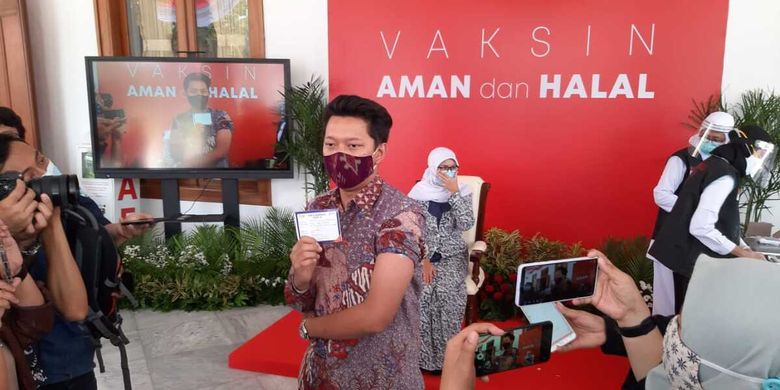 Youtuber Bayu Skak disuntik vaksin di Gedung Negara Grahadi Surabaya, Kamis (14//1/2021).