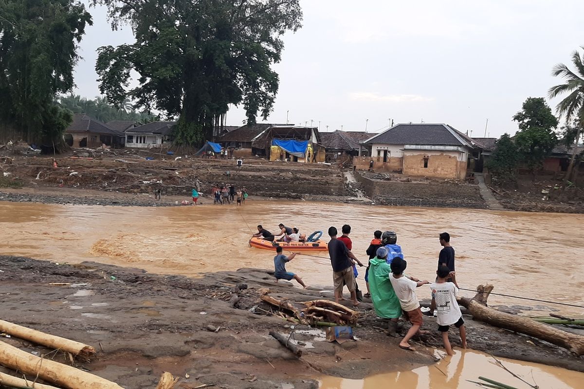 Korban Banjir Bandang di Kampung Somang, Kecamatan Sajira, Kabupaten Lebak dievakuasi menggunakan perahu karet lantaran jembatan putus Kamis (2/1/2020)