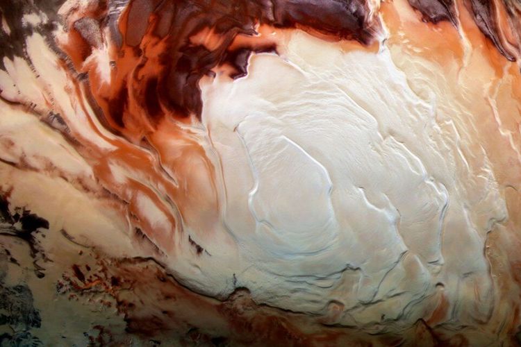 Kutub selatan planet Mars. Pantulan cahaya merah di kutub selatan planet ini, menurut sekelompok ilmuwan bukanlah air, melainkan smektit, yakni lempung atau tanah liat yang terhidrasi.