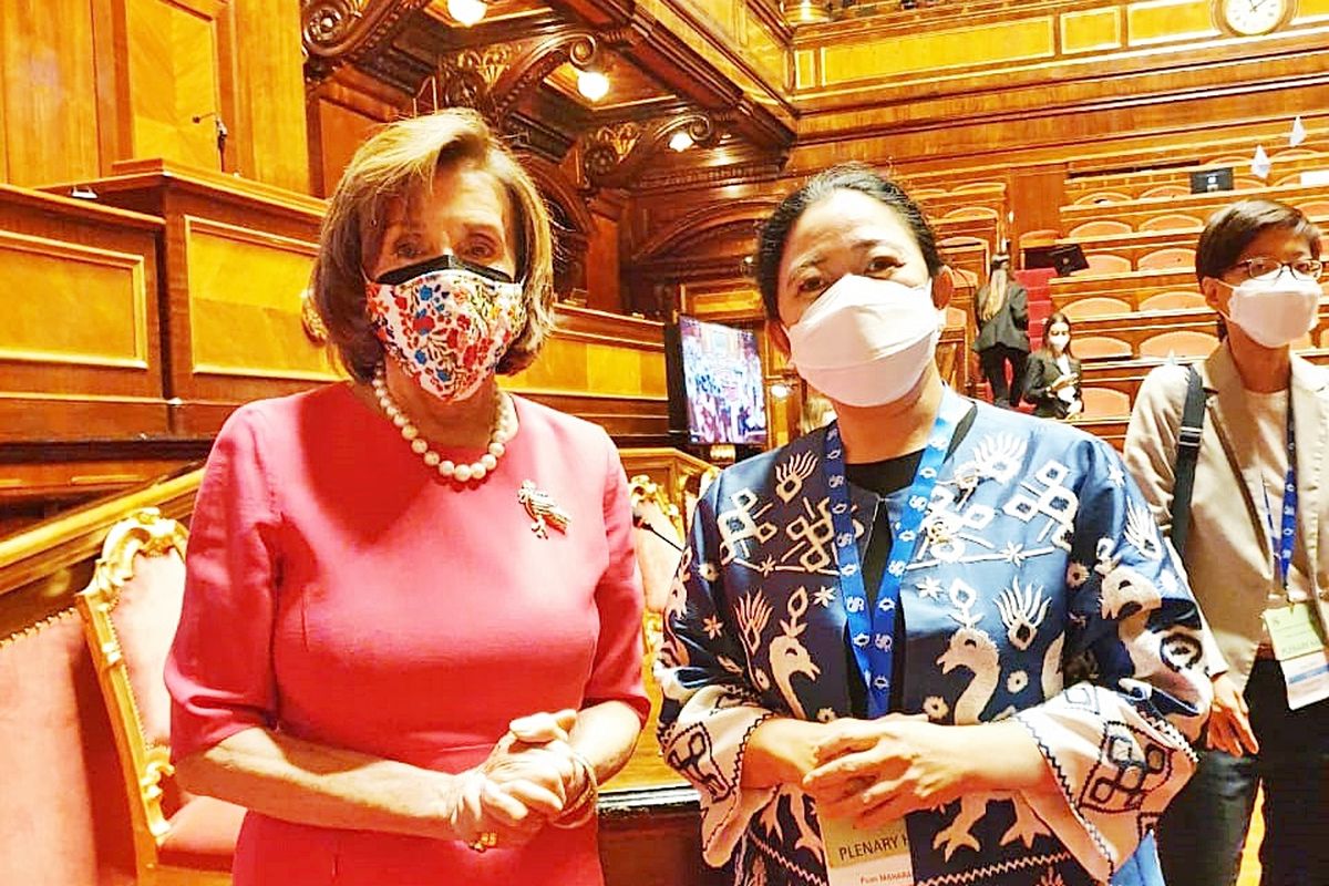 Ketua Dewan Perwakilan Rakyat (DPR) Republik Indonesia (RI) Puan Maharani bersama Ketua DPR Amerika Serikat (AS) Nancy Pelosi dalam acara Seventh Group of 20 (G20) Parliamentary Speakers? Summit (P20) di Palazzo Madama, Gedung Senat Italia, Roma, Italia, Kamis (7/10/2021).