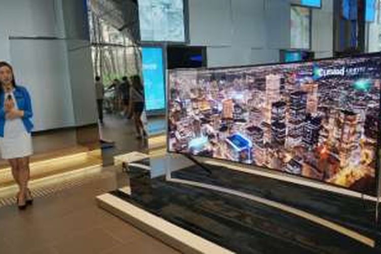Televisi melengkung ukuran 100 inci seharga miliaran rupiah yang menyambut pengunjung.
