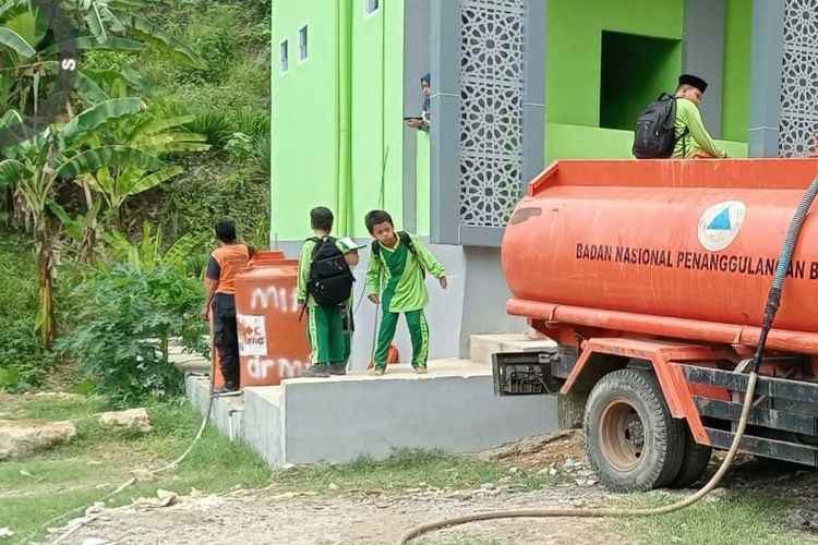 Hujan Tak Kunjung Turun di Mamuju, Sekolah Kehabisan Air Bersih untuk Sanitasi