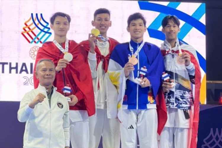 Atlet Taekwondo Nasional Arya Danu Susilo menerima medali emas di podium bersama atlet perwakilan Vietnam, Filipina, dan Thailand di SEA Games 2025 yang diselenggarakan di Bangkok, Thailand, Sabtu (13/12/2025).