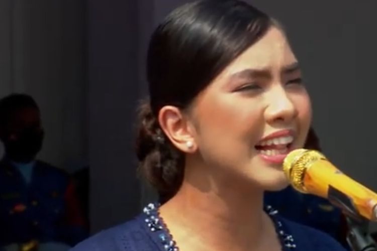 Penyanyi Dere saat tampil di Istana Negara, Rabu (17/8/2022).