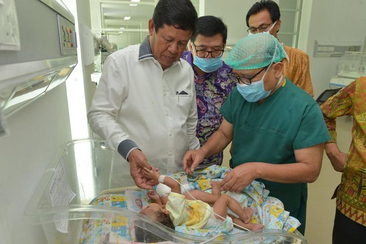 Rumah Sakit Badan Penguasaan (RSBP) Batam menyiakan 30 tenaga medis untuk proses operasi pemisahan bayi kembar siam pasangan Suci dan Risky, warga Nongsa, Batam, Kepulauan Riau (Kepri) yang lahir 7 Desember 2019 lalu.