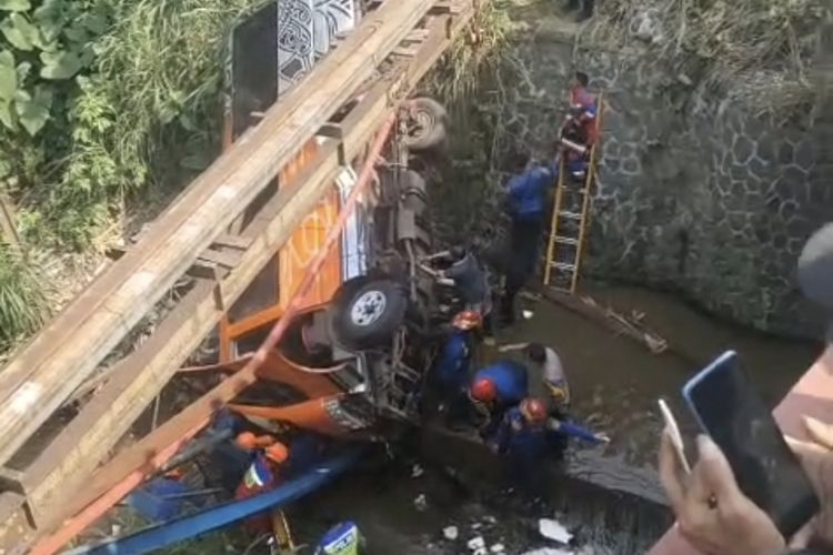 Diduga Rem Blong, Kendaraan Elf Tabrak Mobil dan Kios Hingga Terjun Bebas ke Kali di Ciawi Bogor
