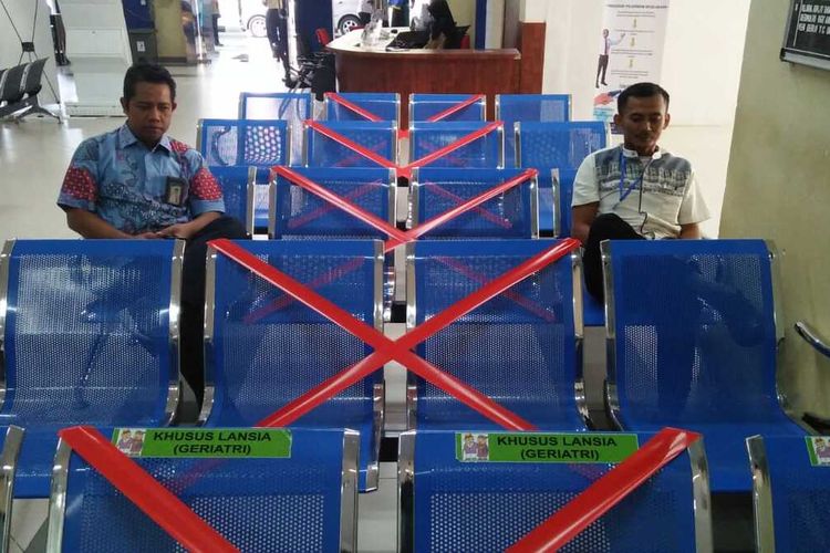 Sebelumnya Bandara Hang Nadim telah melakukan pengecekan suhu tubuh dengan menggunakan thermal gun dan thermal scanner serta melakukan penyemprotan distinfektan. Kini Bandara Hang Nadim dan RSBP Batam mulai memberlakukan sosial distancing atau jaga jarak atau pembatasan sosial, Jumat (20/3/2020).