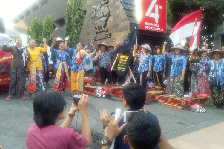 Petani Kendeng Menagih Janji dengan Tembang Jawa dan Musik Gamelan di depan Kantor Gubernur Jawa Tengah, Senin (28/10/2019)