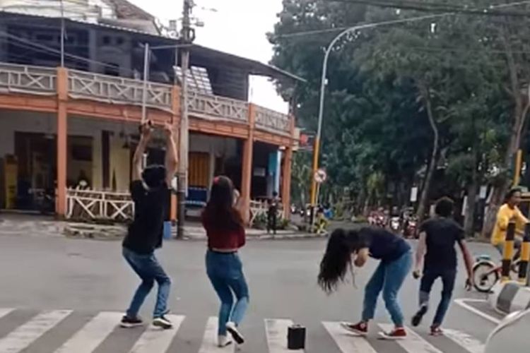 Tangkapan layar video yang menampilkan sejumlah muda-mudi berjoget tidak jelas di zebra cross di Lumajang.