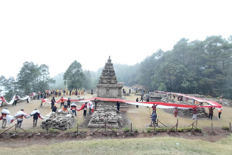Upacara Sumpah Pemuda di Candi Gedongsongo, Peserta Bentangkan Merah Putih Sepanjang 1 Km