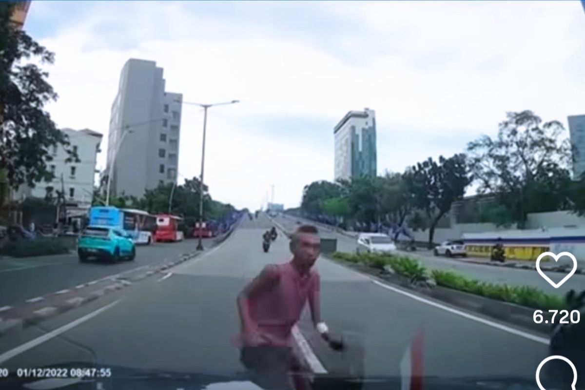Pria Pura-Pura Ditabrak Mobil di Tanah Abang