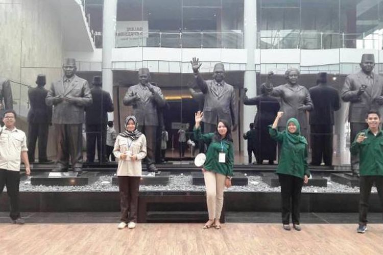 Sejumlah pemandu wisata dari Himpunan Mahasiswa Pariwisata Indonesia, sedang berfoto di patung keenam mantan presiden RI, di Museum Kepresidenan RI Balai Kirti Bogor.