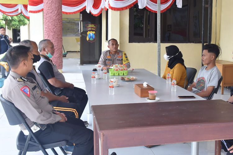 Kapolres Lamongan AKBP Miko Indrayana (tengah), memberikan himbauan kepada orangtua beserta anak di bawah umur yang kedapatan mengendarai sepeda motor, Jumat (17/6/2022). *** Local Caption *** Kapolres Lamongan AKBP Miko Indrayana (tengah), memberikan himbauan kepada orangtua beserta anak di bawah umur yang kedapatan mengendarai sepeda motor, Jumat (17/6/2022).