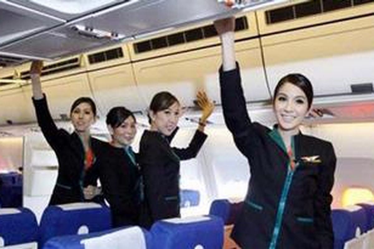 Empat waria yang menjadi awak kabin PC Air, Thailand. 
