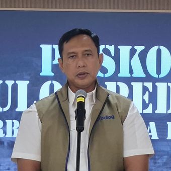 Direktur Utama Perum Bulog, Ahmad Rizal Ramdhani dalam Konpers Tanggap Darurat Bencana Alam di Kantor Bulog, Jakarta, Sabtu (29/11/2025).