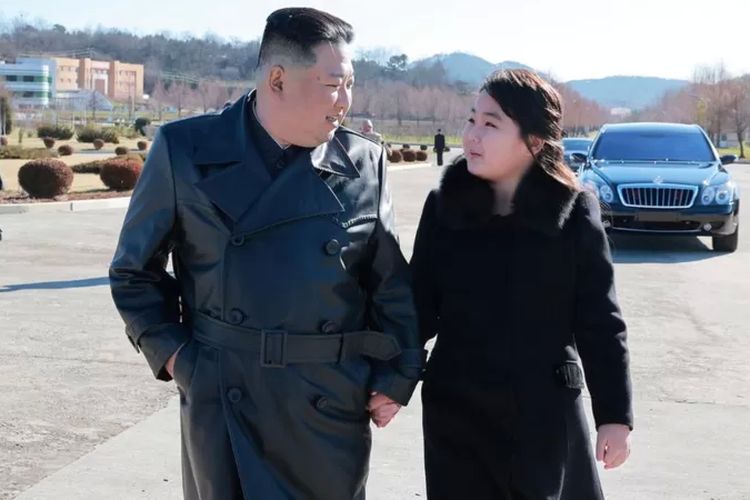 Pemimpin Korea Utara Kim Jong Un dan putrinya.