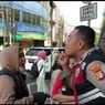 Ditegur karena Lawan Arus, Wanita Ini Pukul Pipi hingga Gigit Tangan Polisi di Kampung Melayu