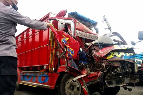 Kecelakaan Truk Tabrak Buntut Truk, Kaget Bertemu Konvoi Patwal