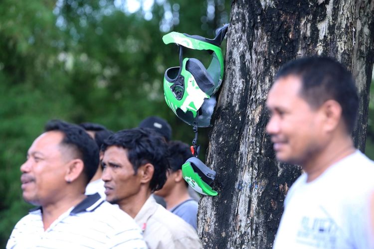 Suasana saat supir angkot melakukan demo dengan aksi mogok tarik penumpang di Pusat Pemerintahan Kota Tangerang, Rabu (8/3/2017). Ratusan sopir meminta pemerintah agar melarang angkutan online beroperasi di Tangerang.