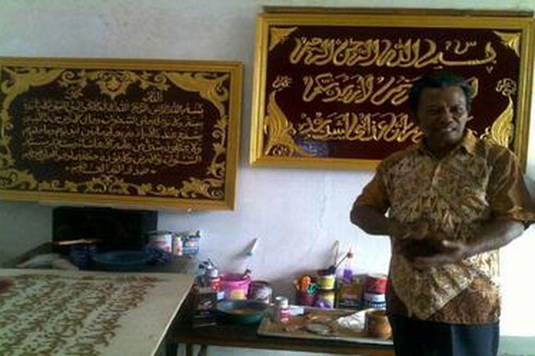 Kreasi Fauzi Membuat Kaligrafi Dari Serbuk Gergaji