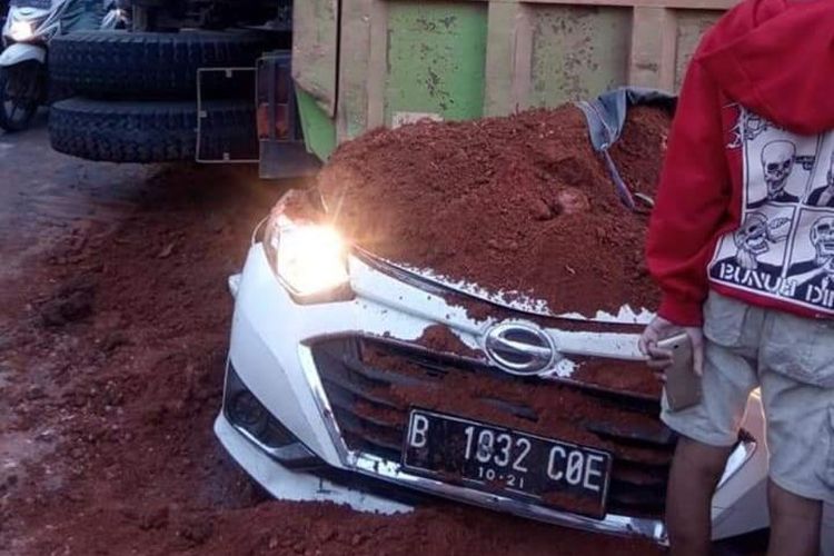 Kecelakaan truk tanah yang menimpa sebuah mobil Daihatsu Sigra di Jalan Imam Bonjol, Kota Tangerang, Kamis (1/8/2019). Dalam peristiwa ini, 4 orang tewas, dan satu orang balita selamat.