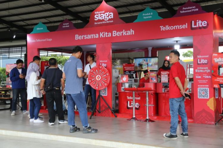 Telkomsel menyediakan Posko Telkomsel Siaga di Rest Area Batang, Jawa Tengah sebagai bentuk upaya hadir lebih dekat dengan para pemudik dan memastikan setiap kebutuhan digital pelanggan terpenuhi.