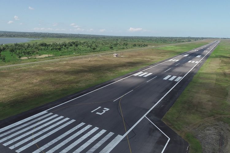 Hutama Karya akan mengerjakan overlay runway eksisting dengan ukuran 2.750 meter x 60 meter dan perpanjangan runway dengan ukuran 550 meter x 60 meter berikut sarana penunjangnya