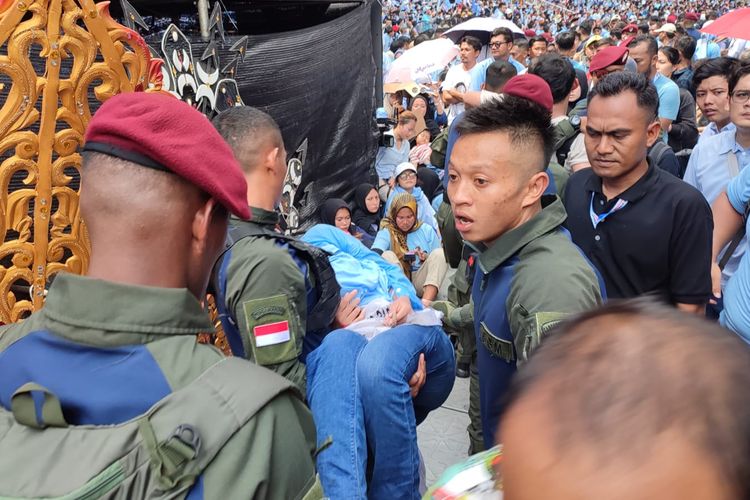 Sejumlah pendukung Prabowo-Gibran pingsan saat hadiri kampanye akbar di GBK, Sabtu (10/2/2024). Mereka dievakuasi oleh petugas lewat atas panggung acara