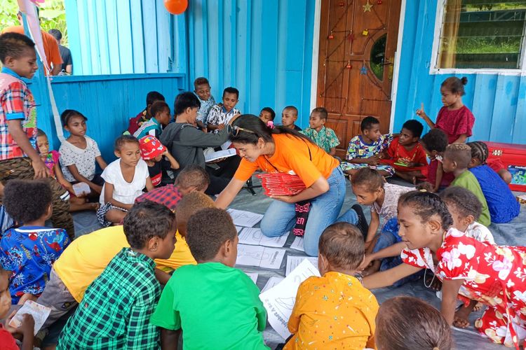 Kegiatan bersama anak-anak di salah satu Rumah Baca yang dihadirkan Wahana Visi Indonesia di Papua.