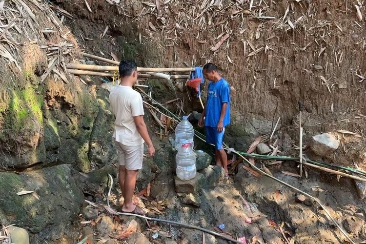 Sumur Kering akibat Kemarau, Warga Purwakarta Bolak-balik 500 Meter Ambil Air 