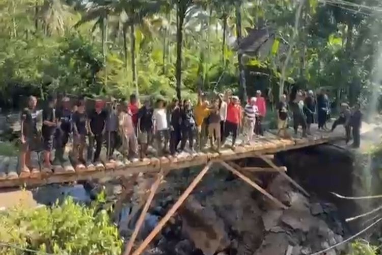 Jembatan Jebol, Warga Karangasem Bangun Jembatan Darurat dari Pohon Kelapa