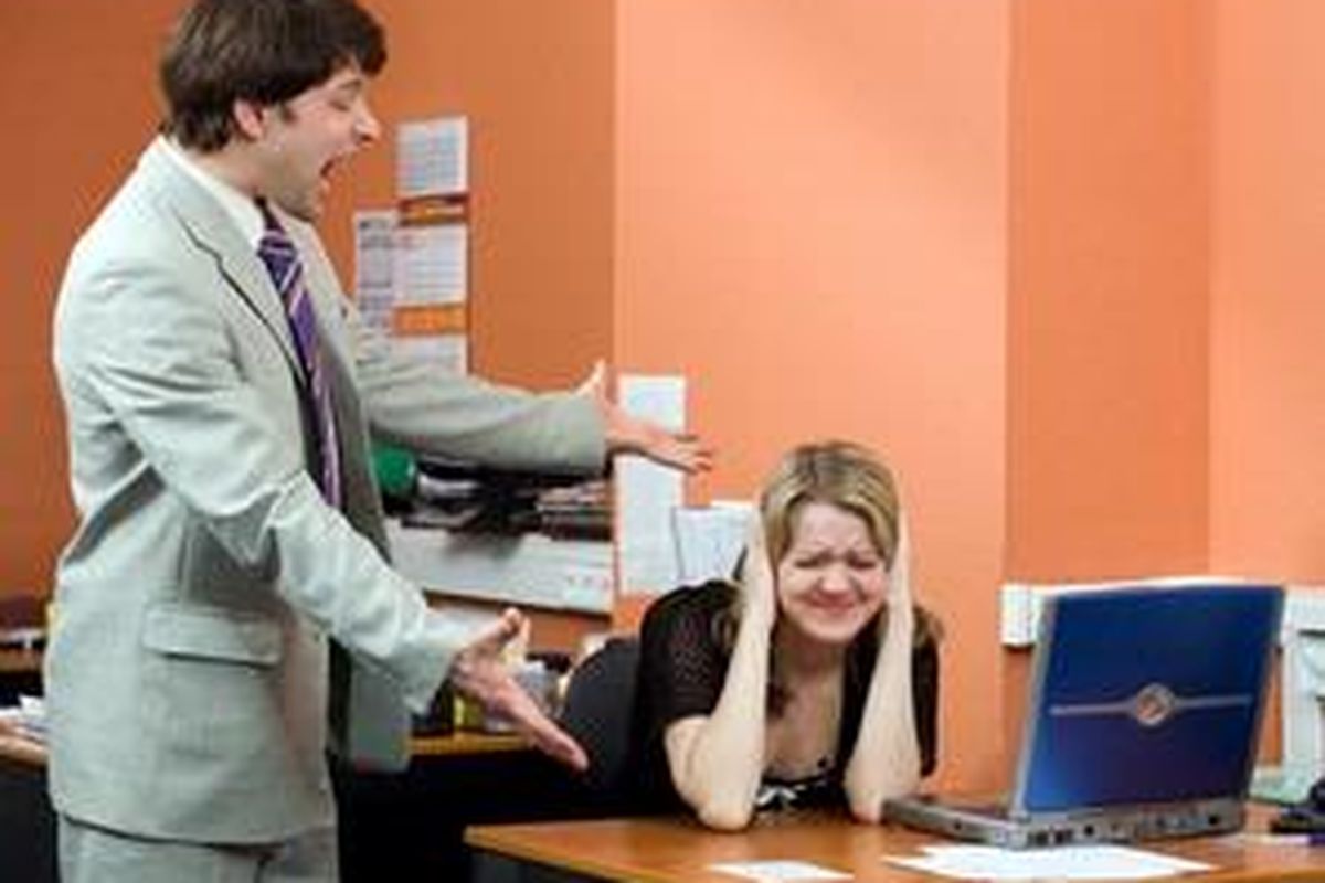 Bersikaplah tenang saat dikritik, tak perlu menganggapnya sebagai serangan pribadi.