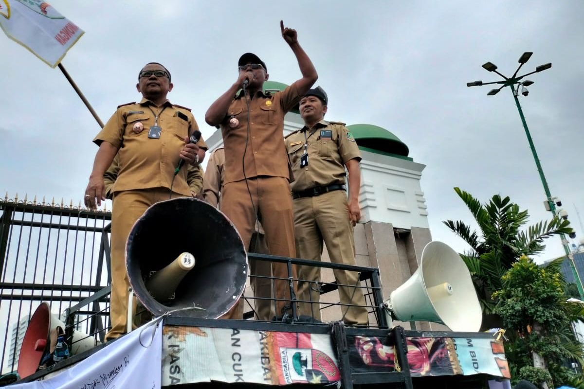 Gaji lurah dan gaji kepala desa atau gaji kades.