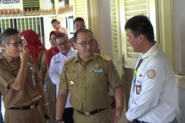 Gubernur Kepulauan Bangka Belitung Erzaldi Rosman berdialog dengan siswa saat jeda ujian.
