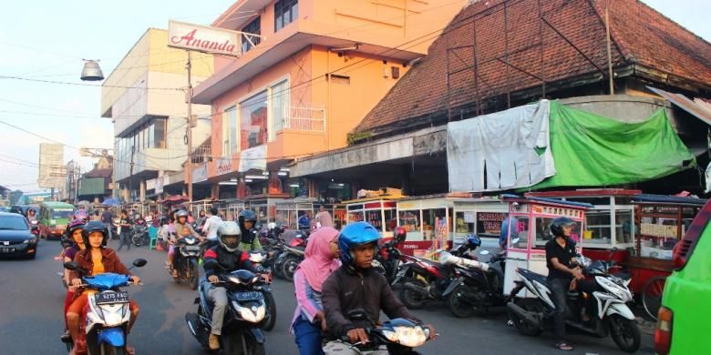 Anda bisa menikmati kuliner dengan suasana perkotaan malam Bogor di kawasan Jalan Veteran.