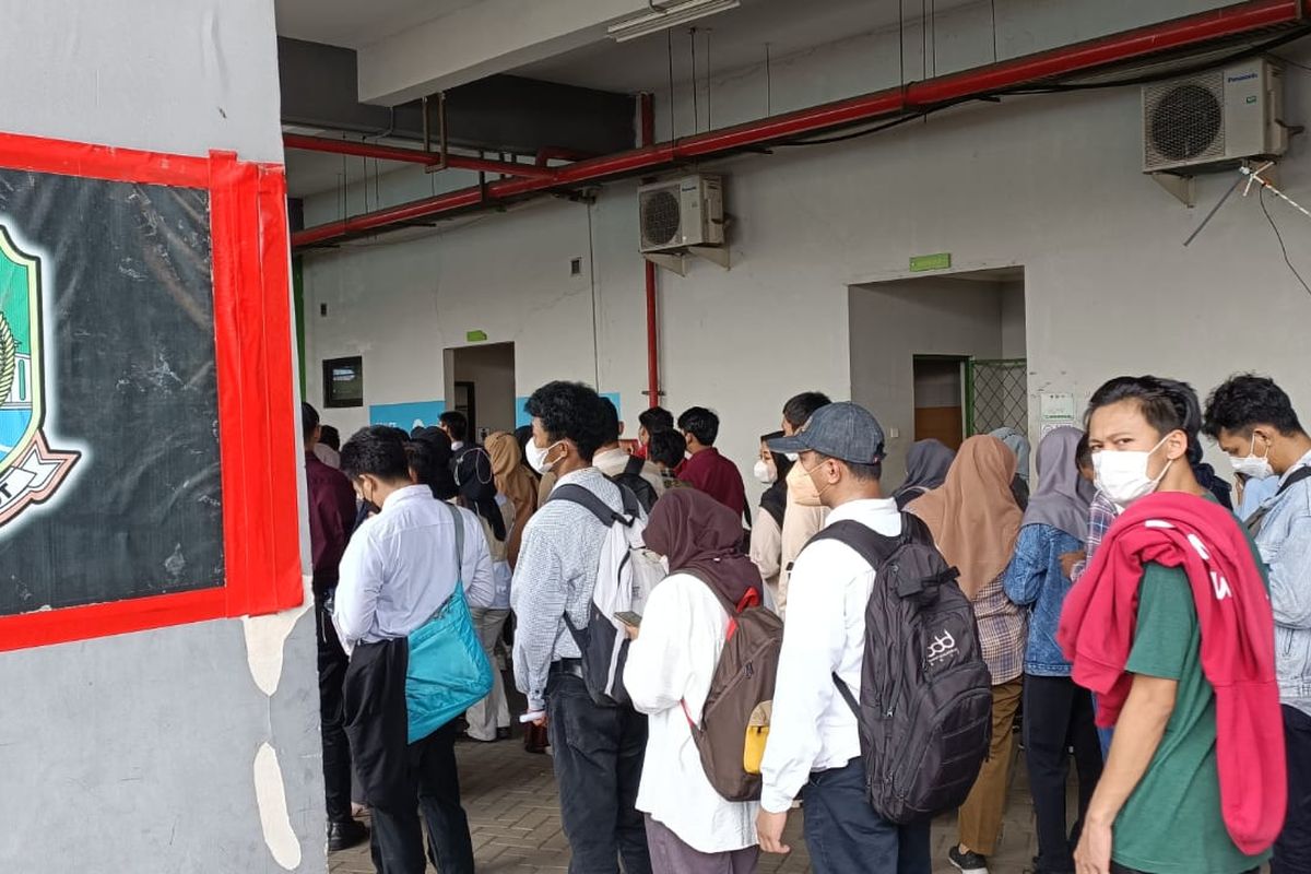 Antrean ribuan orang pencari kerja dalam acara job fair 2023 di Stadion Patriot Candrabhaga, Bekasi Selatan, Kota Bekasi, Kamis (16/3/2023).