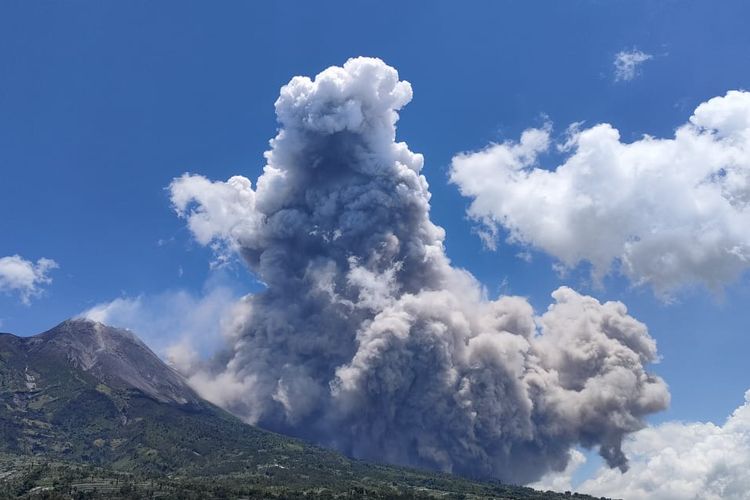 Kejadian luncuran awan panas Gunung Merapi.